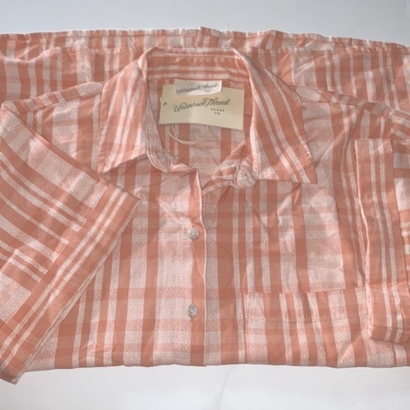 (M)- Universal Thread Women's Short Sleeve Button-Down Shirt - Coral‎ - Picture 3 of 13